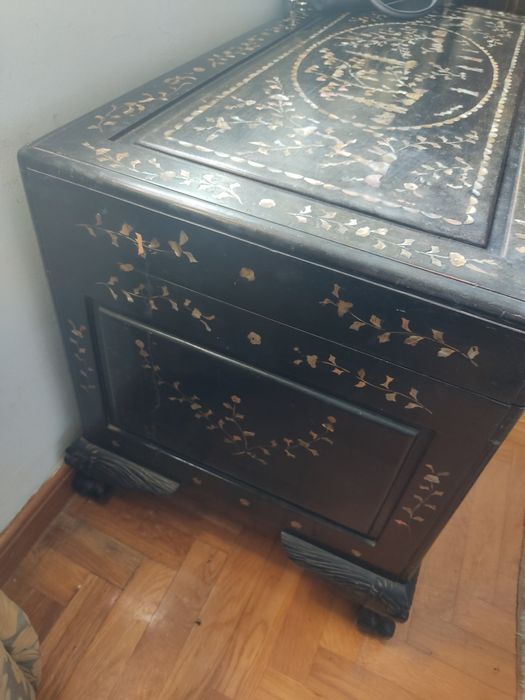 Baú chinês original, com apliques em madrepérola