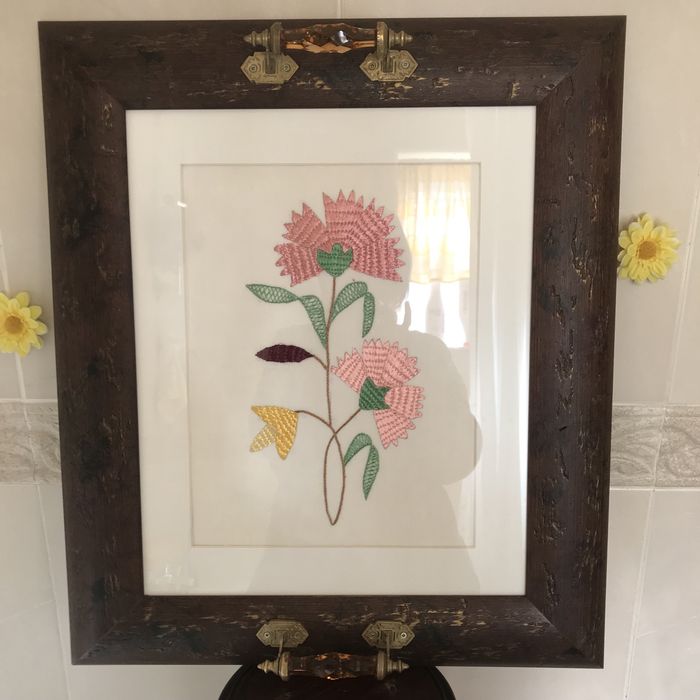 Tabuleiro com bordade de castelo branco e pegas em vidro