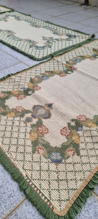3 Carpetes Arreiolos (70cm comp. x 1,25cm larg.)
Dimensões:
70cm compr