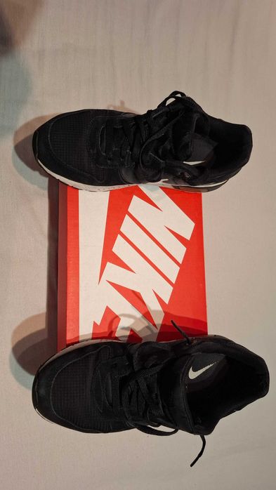 Buty sportowe do turystyki marki Nike