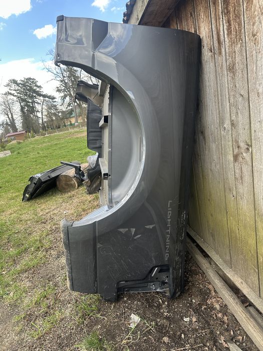 Крило праве переднє та праве заднє і кузовдо  Форд ф150 електро