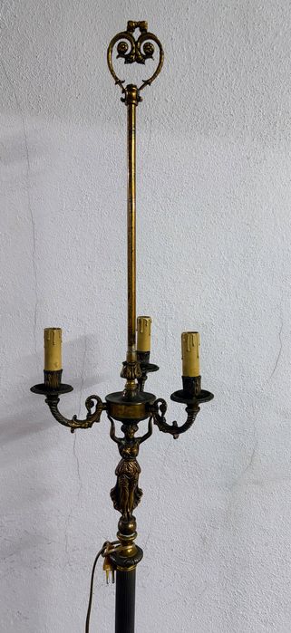 Candeeiro pé alto,em bronze