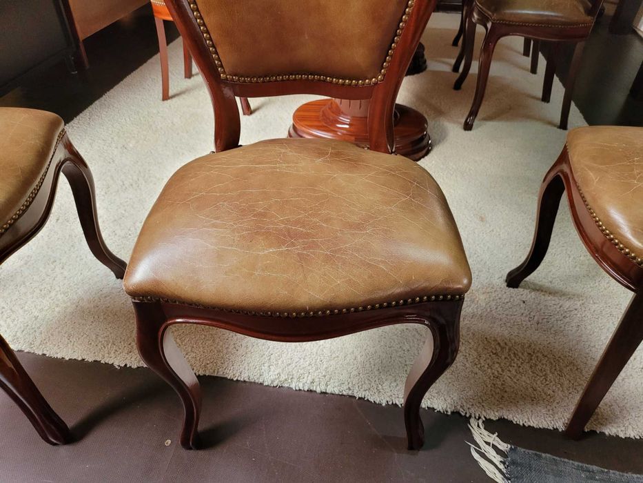 Cadeiras de sala - Sem zonas rasgadas mas com a pele apresentar al