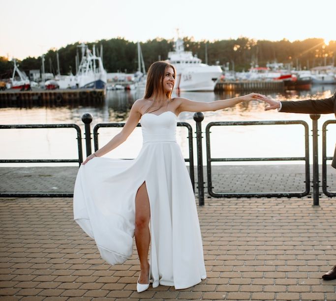 Klasyczna i elegancka suknia ślubna lara amylove