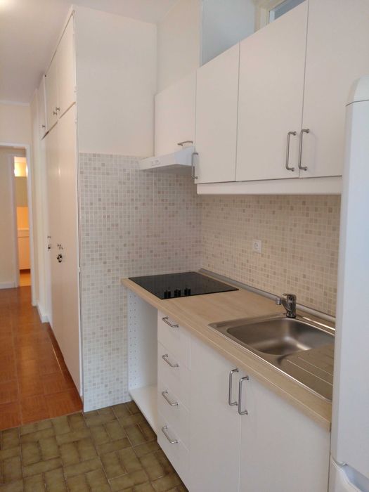 Arrenda-se QUARTO individual em CARCAVELOS