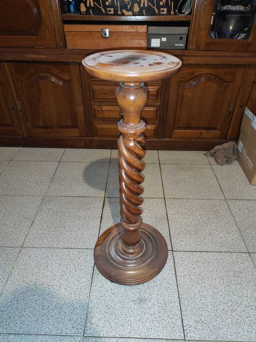 Coluna / Pedestal para Vaso em Madeira Trabalhada