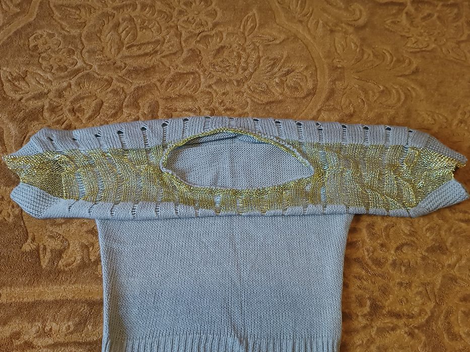 Sweter S złota nitka