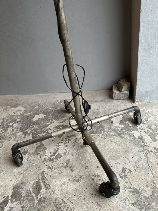 Lampa podlogowa na kolkach loft