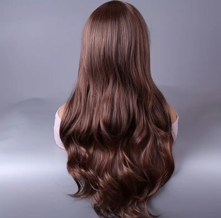 Peruca encaracolada longa com franja. 
Nova.