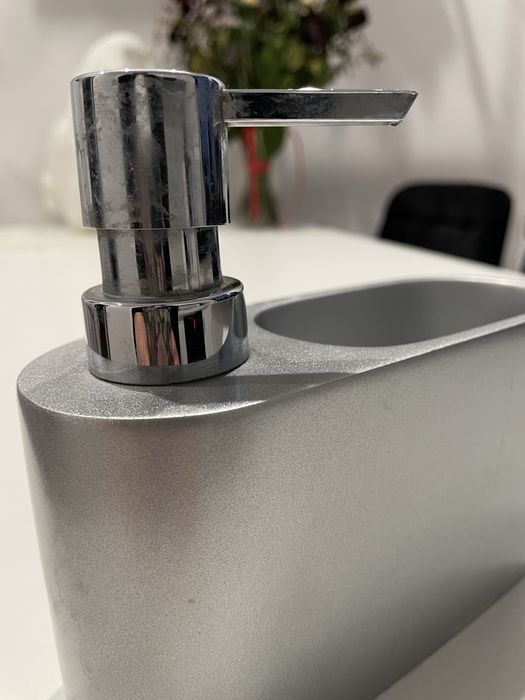 Dozownik na płyn i gąbkę