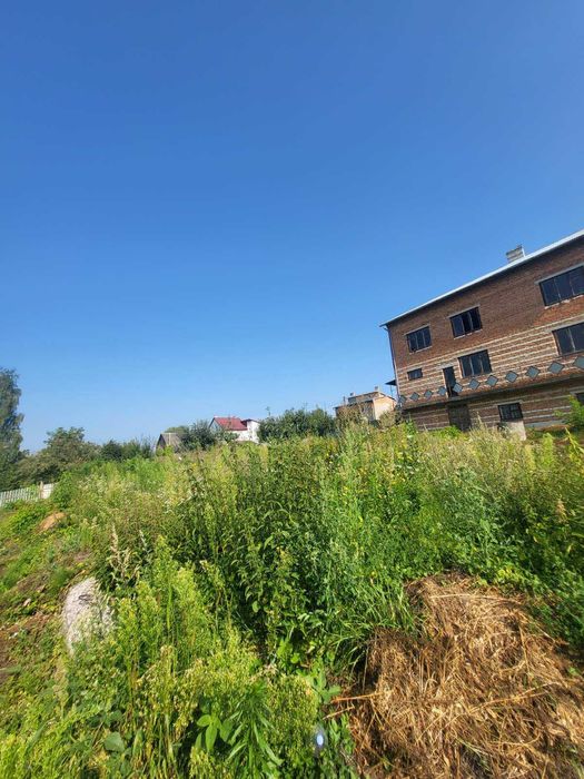 великий будинок з великою ділянкою(28сот) в с.Новий Милятин