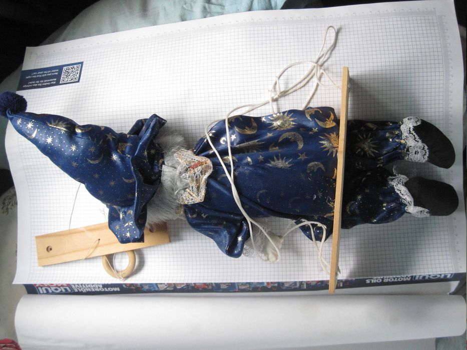 лялька клоун на гойдалці