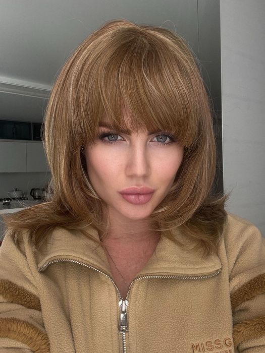 Перука русого кольору