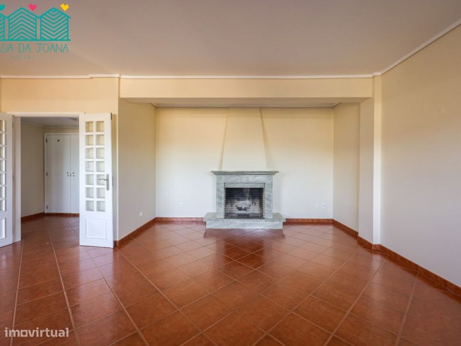 Apartamento T3 com Garagem Fechada em Esgueira