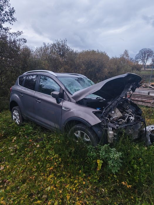 Ford Kuga uszkodzony