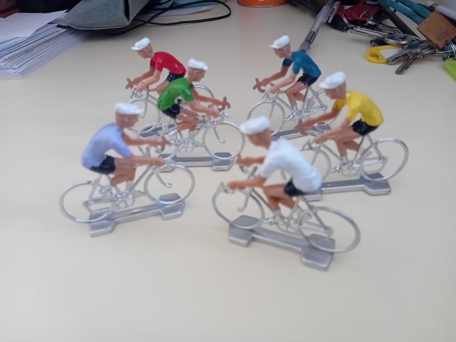 Brinquedos antigos ciclistas