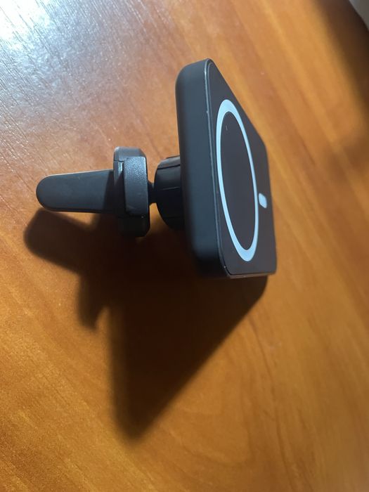 магнітний автомобільний тримач із дротовою зарядкою MagSafe