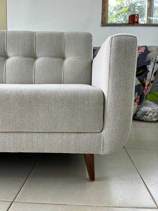 Sofá [+/- 4 lugares] em ótimo estado – confortável e conservado