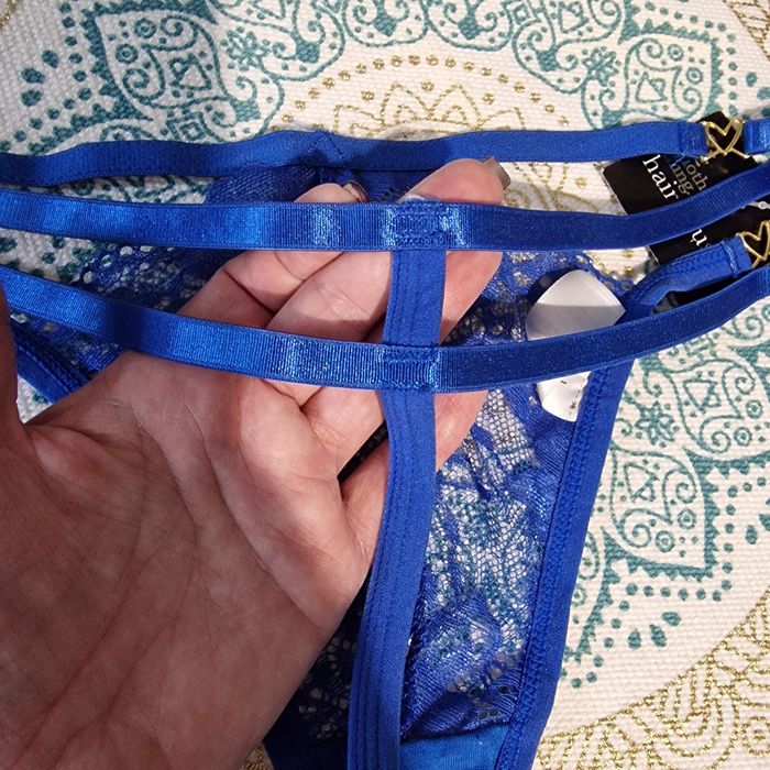 Seksowne koronkowe stringi damskie.