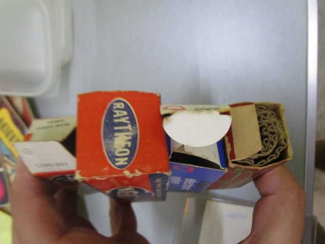 válvulas antigas para rádios nas caixas