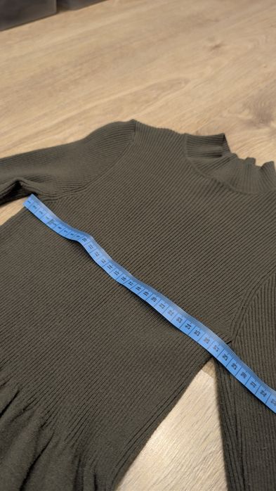 Dzianinowa sukienka khaki pół-golf Primark S