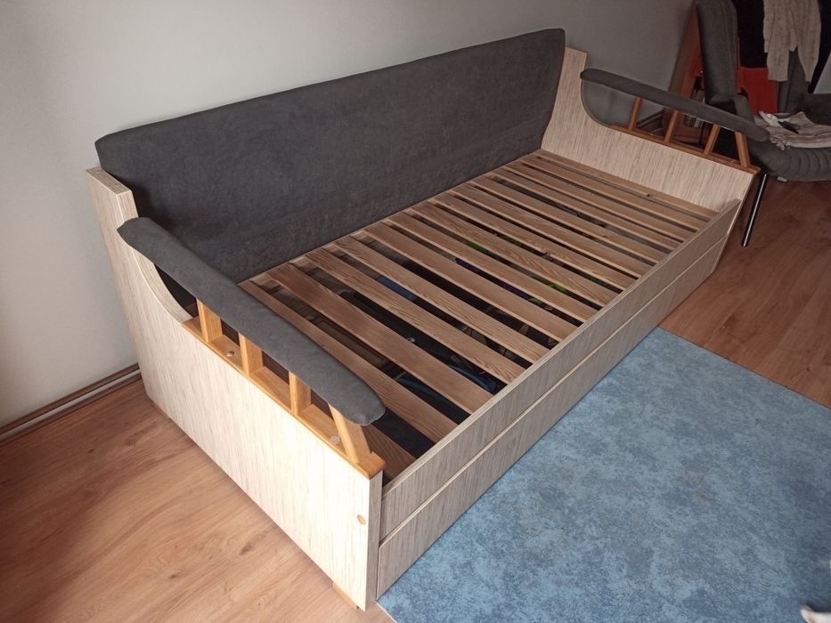 Solidny tapczan jednoosobowy.