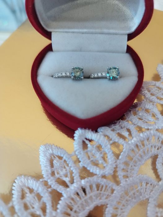 Срібні сережки в подарунковій коробці.