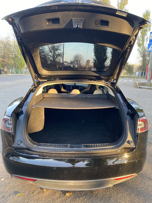 Tesla model S P85+