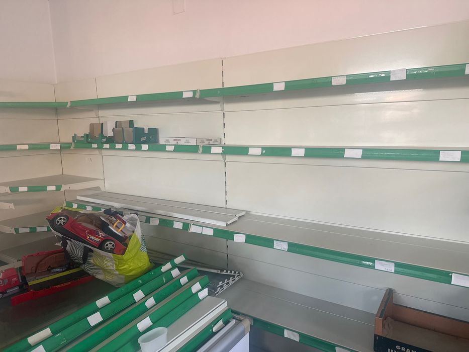 Estantes com Prateleiras de mini mercado
