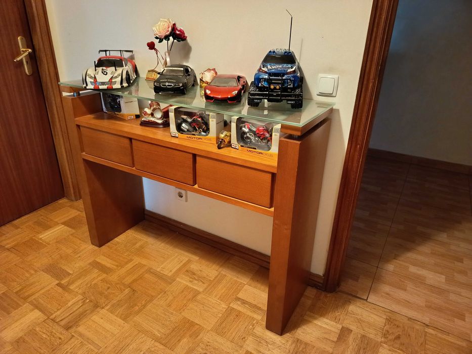 Móvel em madeira (consola)