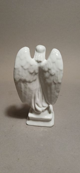 Porcelanowa figurka anioła