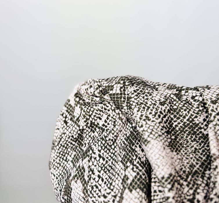 Sukienka midi w wężowy wzór bez rękawów S 36 H&M