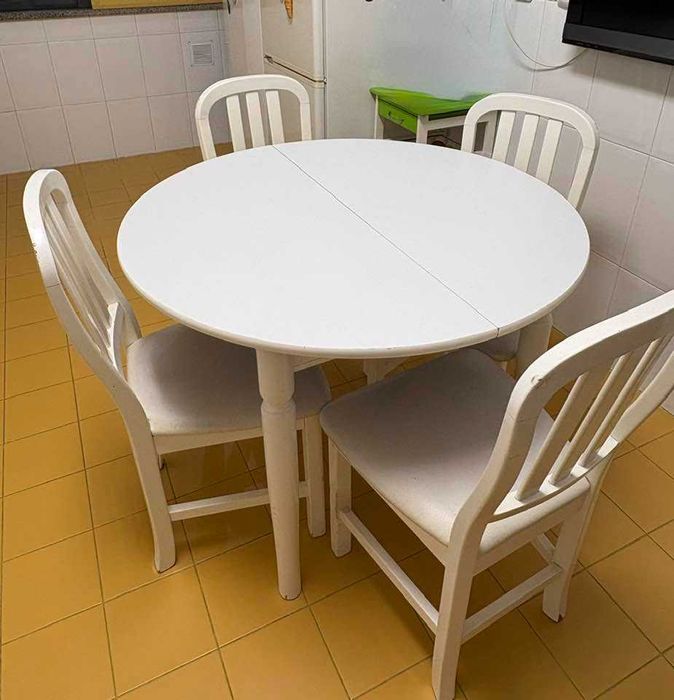 Mesa de refeições Branca + 4 Cadeiras – Excelente Estado