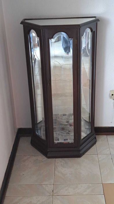 Vitrine espelhada em meio hexagono