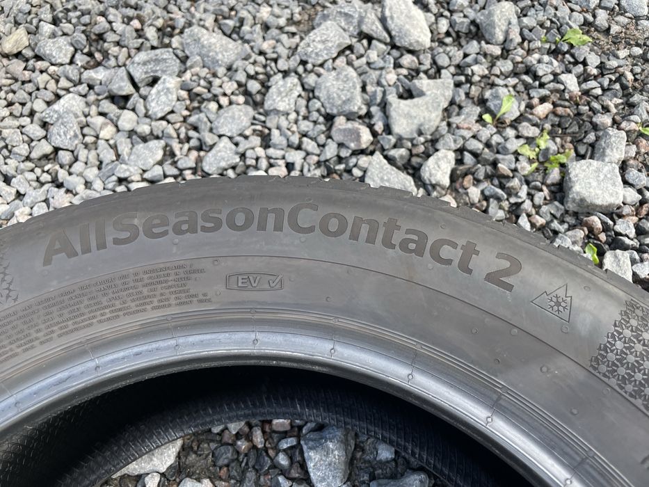 Комплект всесезонних шин Continental 215/60 R16 AllSeasonContact 2