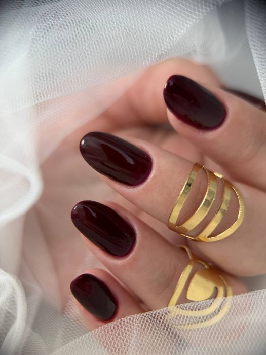 Манікюр, педикюр / Брови, корекція, фарбування та ламінування