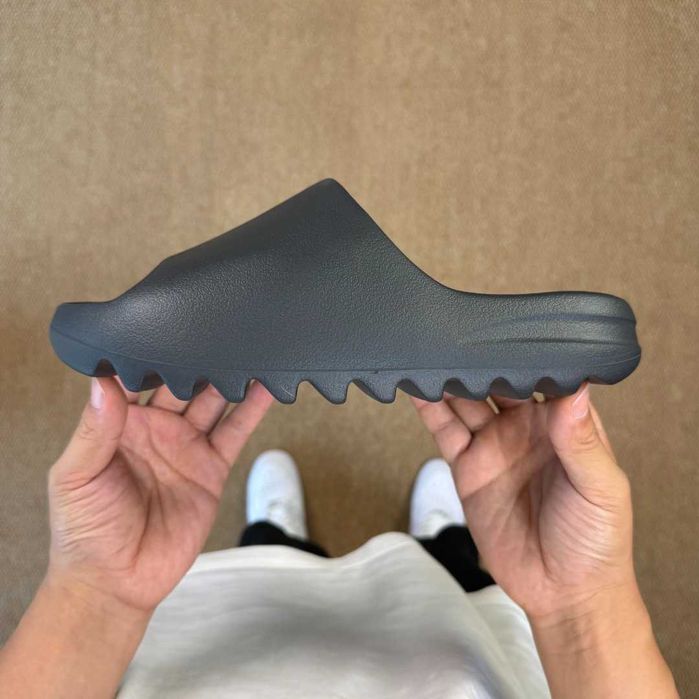 Czarne kapcie Adidas Yeezy 43
