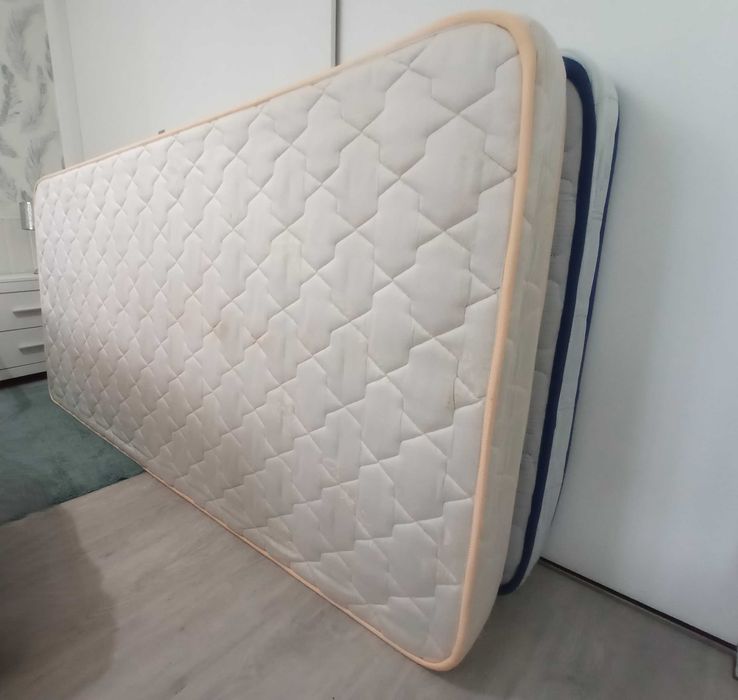 Doa-se 2 colchões + 2 estrados de cama (1.90 x 0.97m)