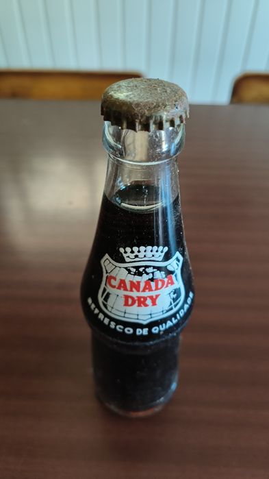 Garrafa Canada Dry pirogravada 1976 intacta cheia