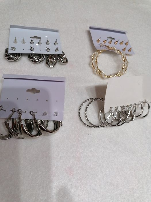 Brincos em metal dourados e prateados