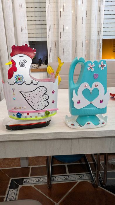 se porte decorados para vasos  ou mesmo para plantar flores