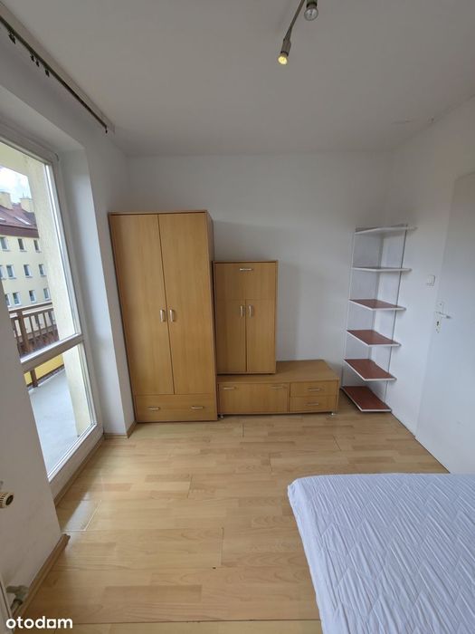 5 lub 6 pokoi, 2 łazienki z WC, 2 poziomy, balkon, schowek, garaż