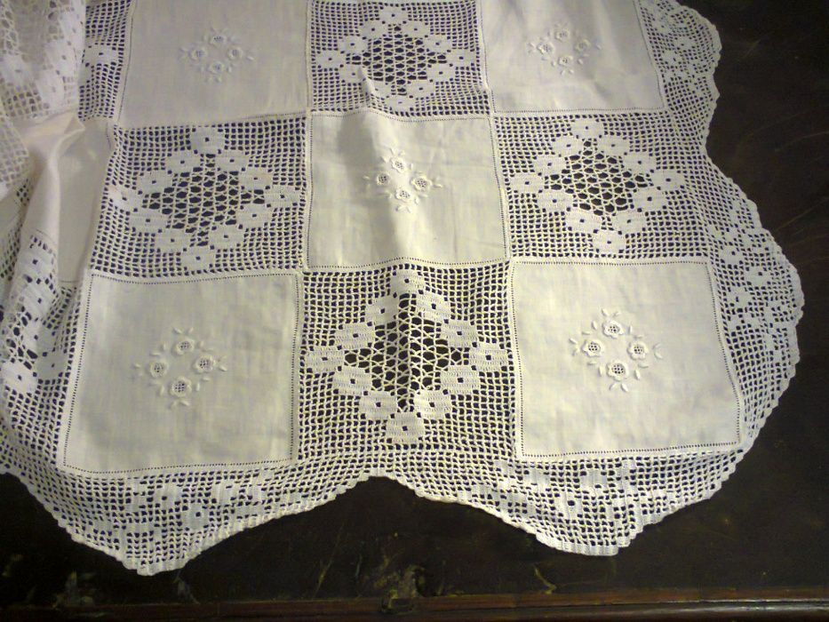 Toalha de mesa em linho e croché