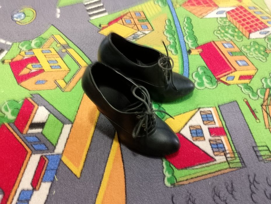 Віддам взуття за 100 грн усе, що на фото 37 розмір підходить