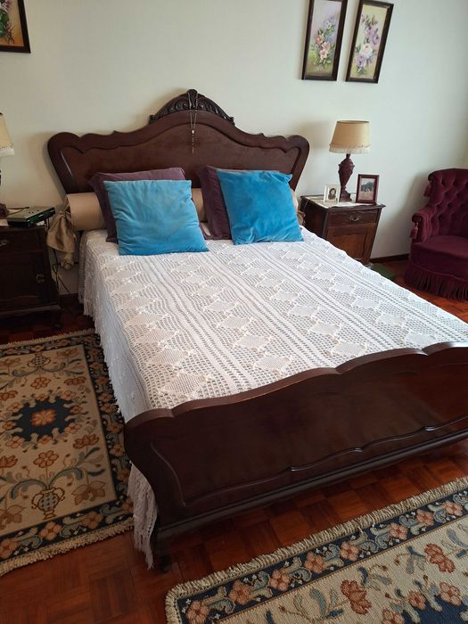 Mobiliário de quarto composto por Cama de casal, 2 mesas de cabeceira, armário roupeiro e cómoda
