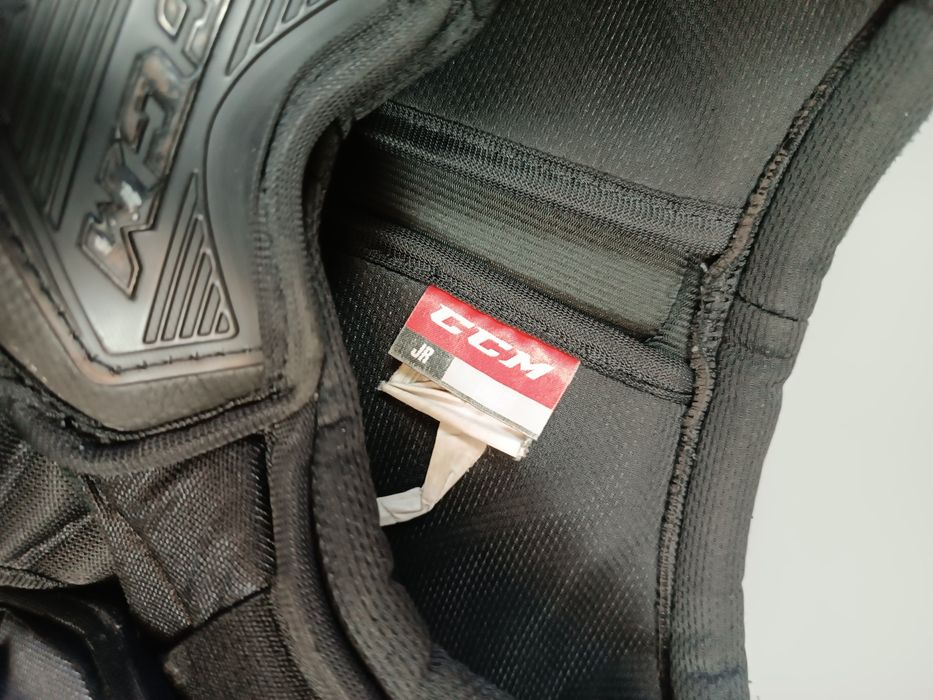Хоккейный нагрудник CCM Tacks 9080 (размер JR) в отличном состоянии!