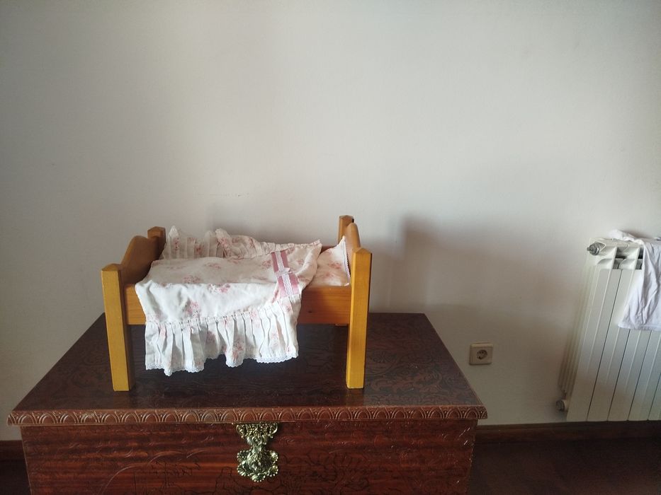 Cama de boneco bebé Nenuco móvel  em madeira