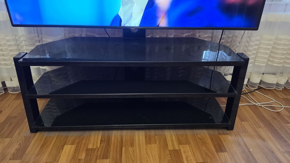 Телевізор Samsung  QE65Q60RAT + тумба с кронштейном