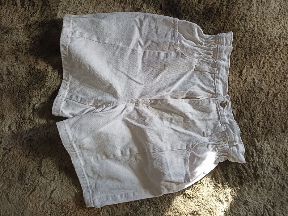 Białe spodenki jeansowe