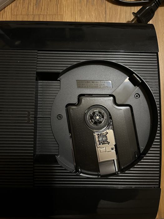 Ps3 super slim com 2 comandos e 2 jogos